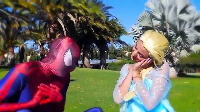 Người Nhện Spiderman và Công Chúa Frozen Elsa Ngoài Đời Thực -スパイダーマンと氷の女王エルザ