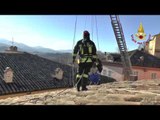 Camerino - Terremoto. Rimozione camino in via Ridolfini (26.12.16)