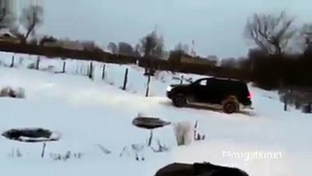 Donmuş göl üzerinde drift yaparken buzun kırılmasıyla göle batmak