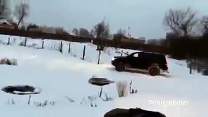 Donmuş göl üzerinde drift yaparken buzun kırılmasıyla göle batmak