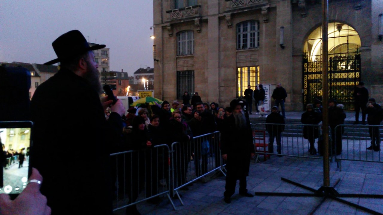 Cérémonie et fête pour l'allumage des bougies de Hanouka sur un candélabre géant devant la mairie de Saint-Denis