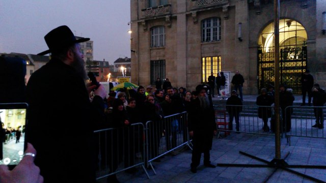 Cérémonie et fête pour l'allumage des bougies de Hanouka sur un candélabre géant devant la mairie de Saint-Denis