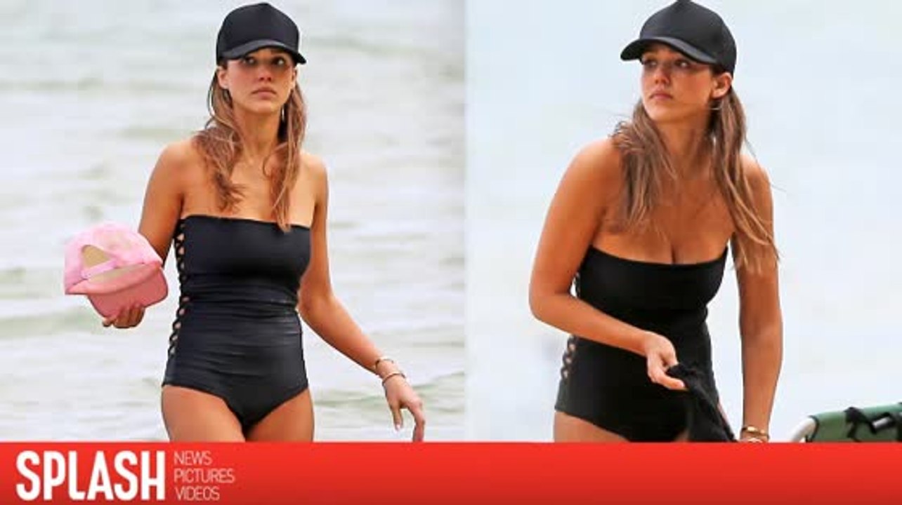 Jessica Alba am Strand von Hawaii