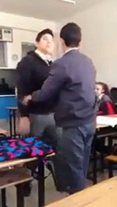 Liseli Gençlerin Acayipliklerle Dolu Anlamsız Kavgası
