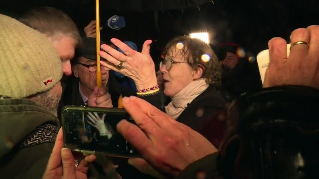 Salen de prisión escritoras turcas Asli Erdogan y Necmiye Alpay