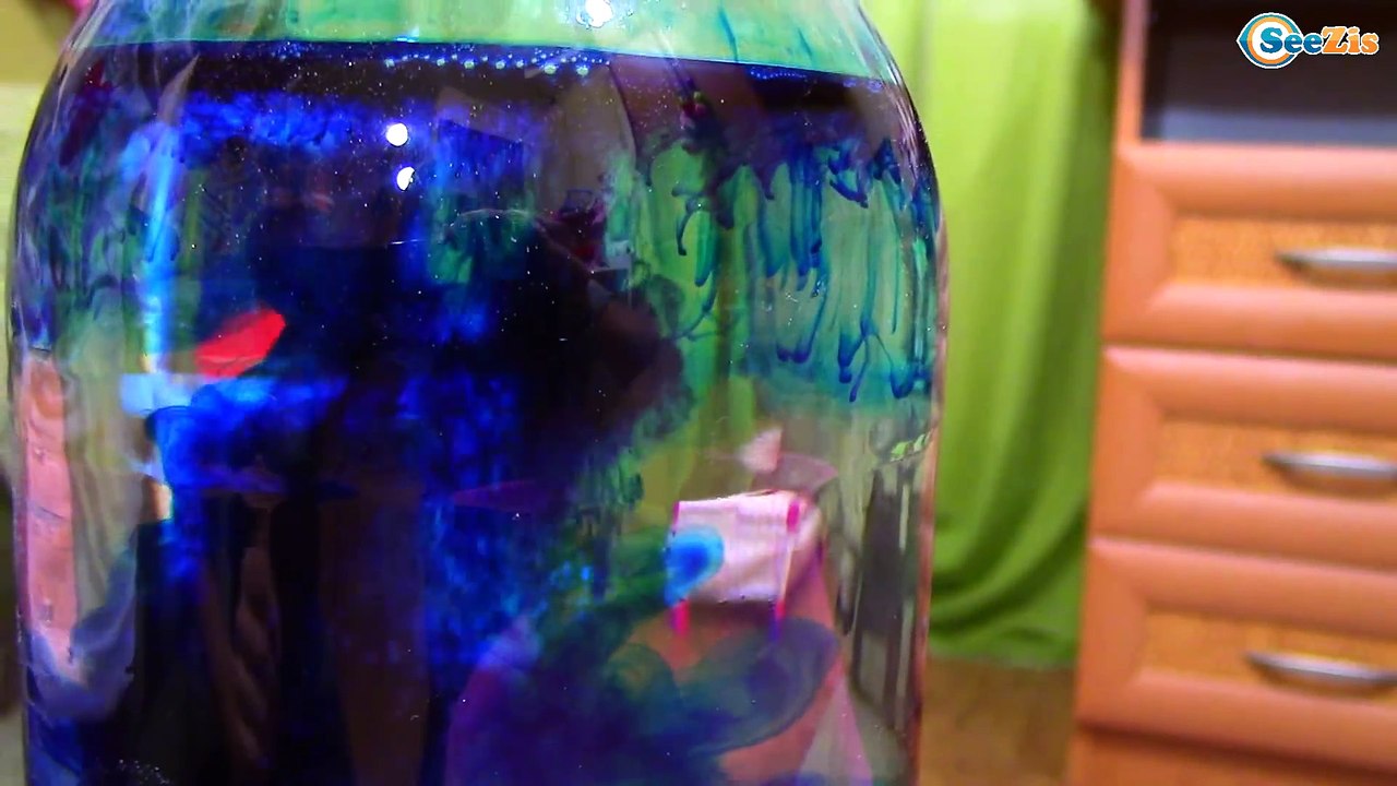 НЕНЬЮТОНОВСКАЯ ЖИДКОСТЬ Ярослава проводит опыт Non-Newtonian fluid conducting an experiment