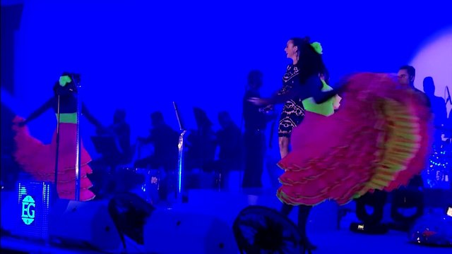 EBRU GÜNDEŞ - ÇİNGENEM (Canlı Performans)