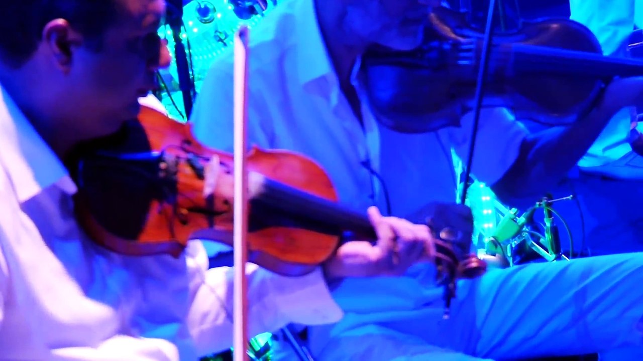 EBRU GÜNDEŞ - İKİMİZİN YERİNE (Canlı Performans)