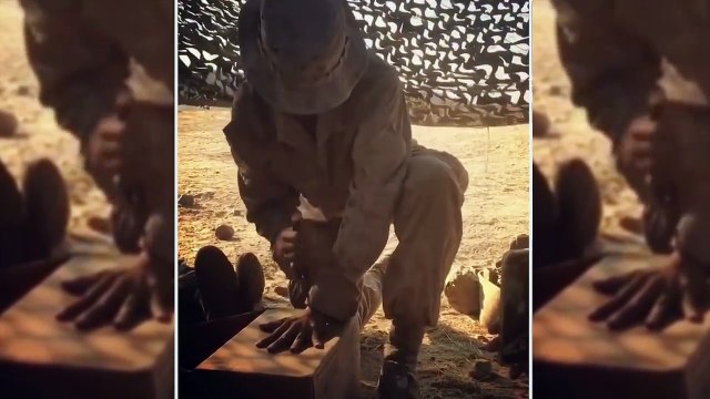 Ce soldat pointe son couteau entre ses doigts sans se blesser !