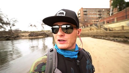 Il trouve un revolver caché en draguant une rivière