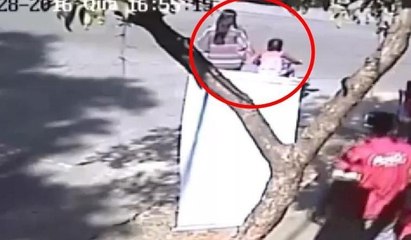 Bir anda geldi... Motosiklet anne ve kızına böyle çarptı