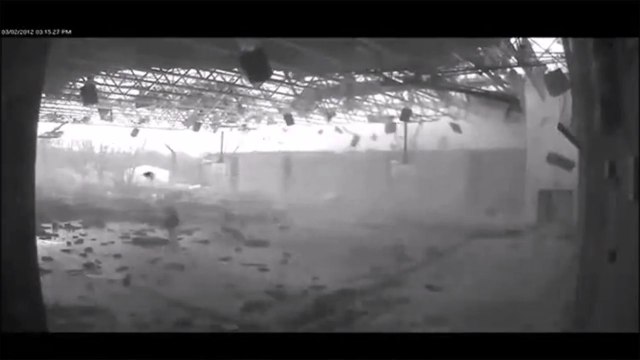 Gymnase détruit par le passage d'une tornade... Il ne reste plus rien