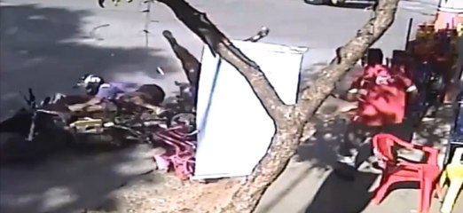 Motosiklet anne ve kızına böyle çarptı