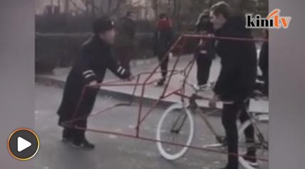 Lelaki tak faham mengapa dihalang kayuh basikal 'pelik'