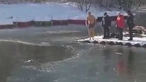 Ce russe saute dans un lac gelé pour sauver un chien