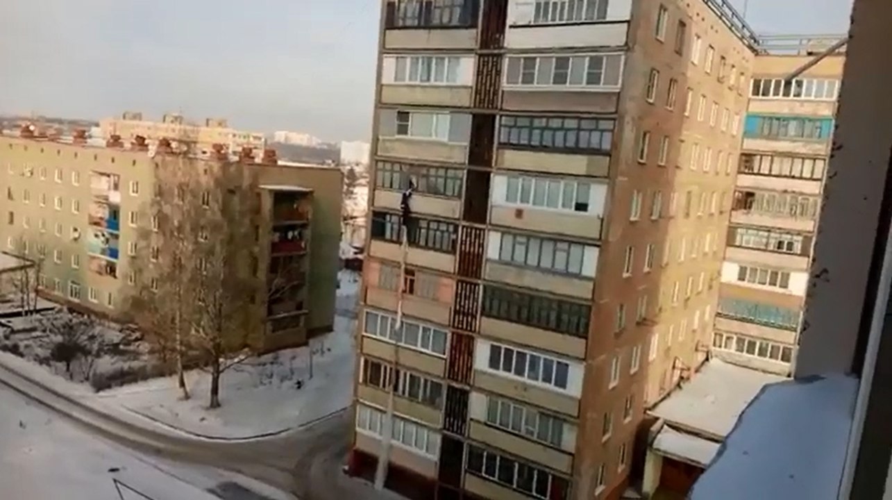 Un homme s'échappe du 6ème étage à l'aide de draps noués.