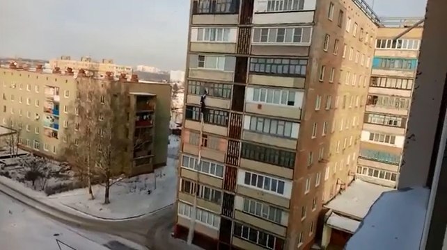 Un homme s'échappe du 6ème étage à l'aide de draps noués.