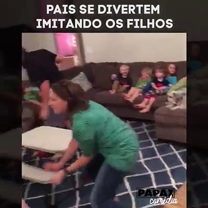 PAIS SE DIVERTEM IMITANDO OS FILHOS