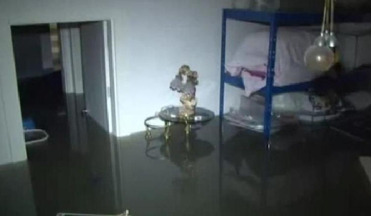 Eyüp'te lüks villaları su bastı,site sakinleri belediyeye isyan etti