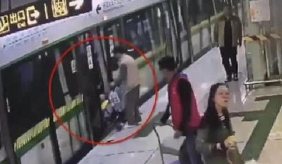 Metroya binebilmek için bebeğini kapıya sıkıştırdı!