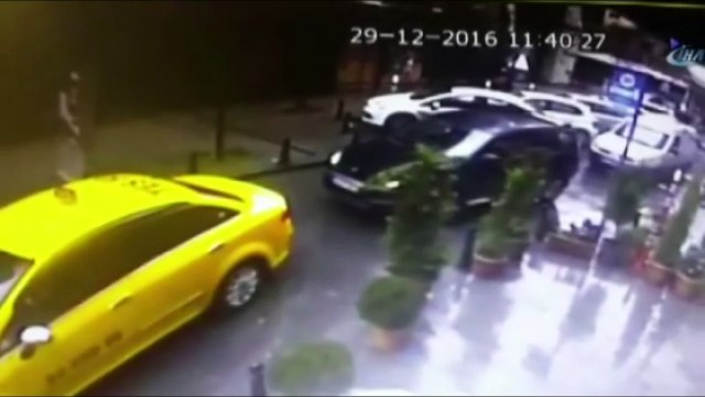 Fırtınanın uçurduğu boru ok gibi saplandı