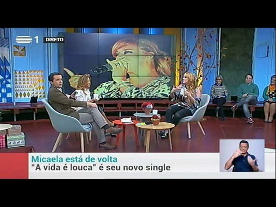 Micaela na praça com entrevista e o tema - a vida é louca