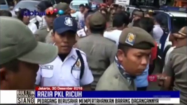 Jelang Tahun Baru, Razia PKL Tanah Abang Diwarnai Kericuhan