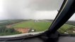 Atterrissage magnifique dans un nuage de pluie avec cette vue incroyable du cockpit