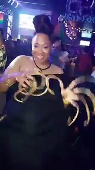 Découvrez le club des femmes aux plus longs ongles du monde