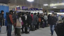 Tokiotas abarrotan las estaciones de trenes ante la celebración de Año Nuevo