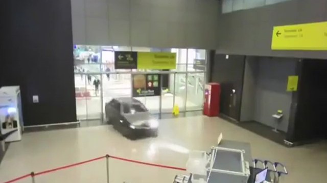 Un homme drogué pénètre avec sa voiture dans un aéroport