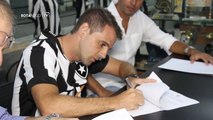 Vestindo a mítica camisa 7, Montillo assina com o Botafogo