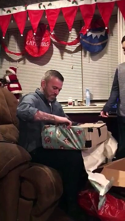 Ce garçon de 11 ans épargne l’argent de son anniversaire pour procurer un cadeau à son papa