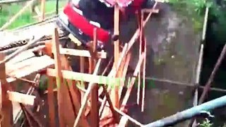 Sopir Truk Palimg Gila Melewati Jembatan Kayu Akhirnya..