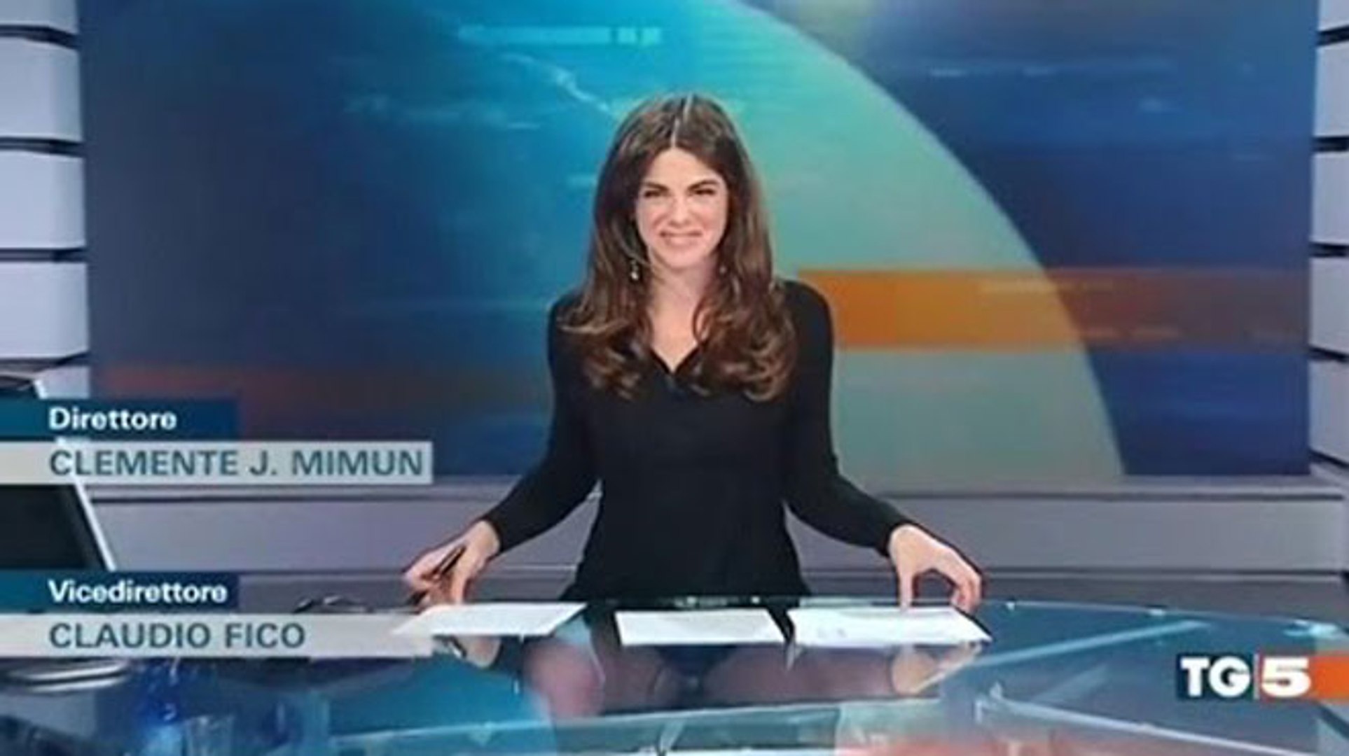Cette journaliste en mini-jupe oublie que la table est transparente et  dévoile sa petite culotte en direct - Vidéo Dailymotion