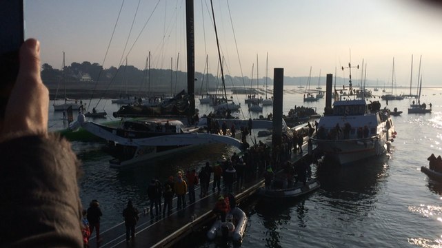 Thomas Coville arrive à La Trinité-sur-Mer
