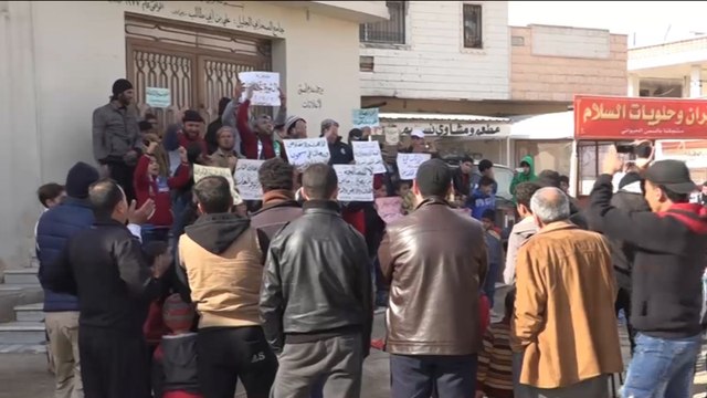 أهالي الجيزة في ريف درعا يطالبون بإسقاط النظام