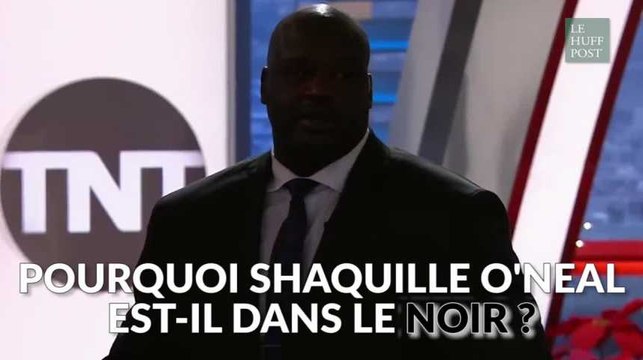 Shaquille O'Neal détruit un projecteur qui l'éblouit en direct à la télévision