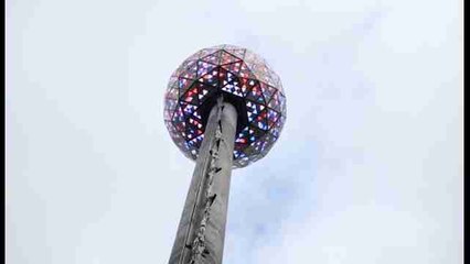 La bola de Times Square lista para dar la bienvenida al 2017