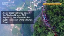 Cina, passeggiata nel vuoto. Un ponte di vetro mozzafiato che costeggia la montagna!