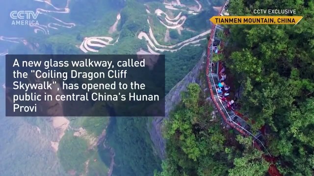 Cina, passeggiata nel vuoto. Un ponte di vetro mozzafiato che costeggia la montagna!