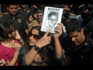 Pregnant Vidya Balan Searches For Missing Husband @ Khar Station, Mumbai