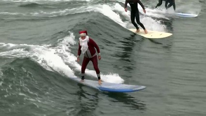 In California, Santa trades his sleigh for a surf board-395QwUKHLy0