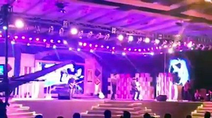 Shehzad Roye Junaid Jamshed ko live concert mn tribute paish krty hoye