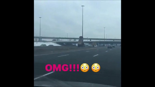 Ce camion roule la remorque levée sur l'autoroute et c'est le drame