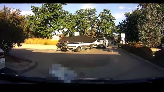 Lui il va pas aller loin avec son bateau et sa remorque