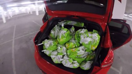 Ces amis distribuent plus de 2000 Euros de cadeaux à des SDF