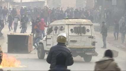 Kashmir: Indian riot police clash with protesters