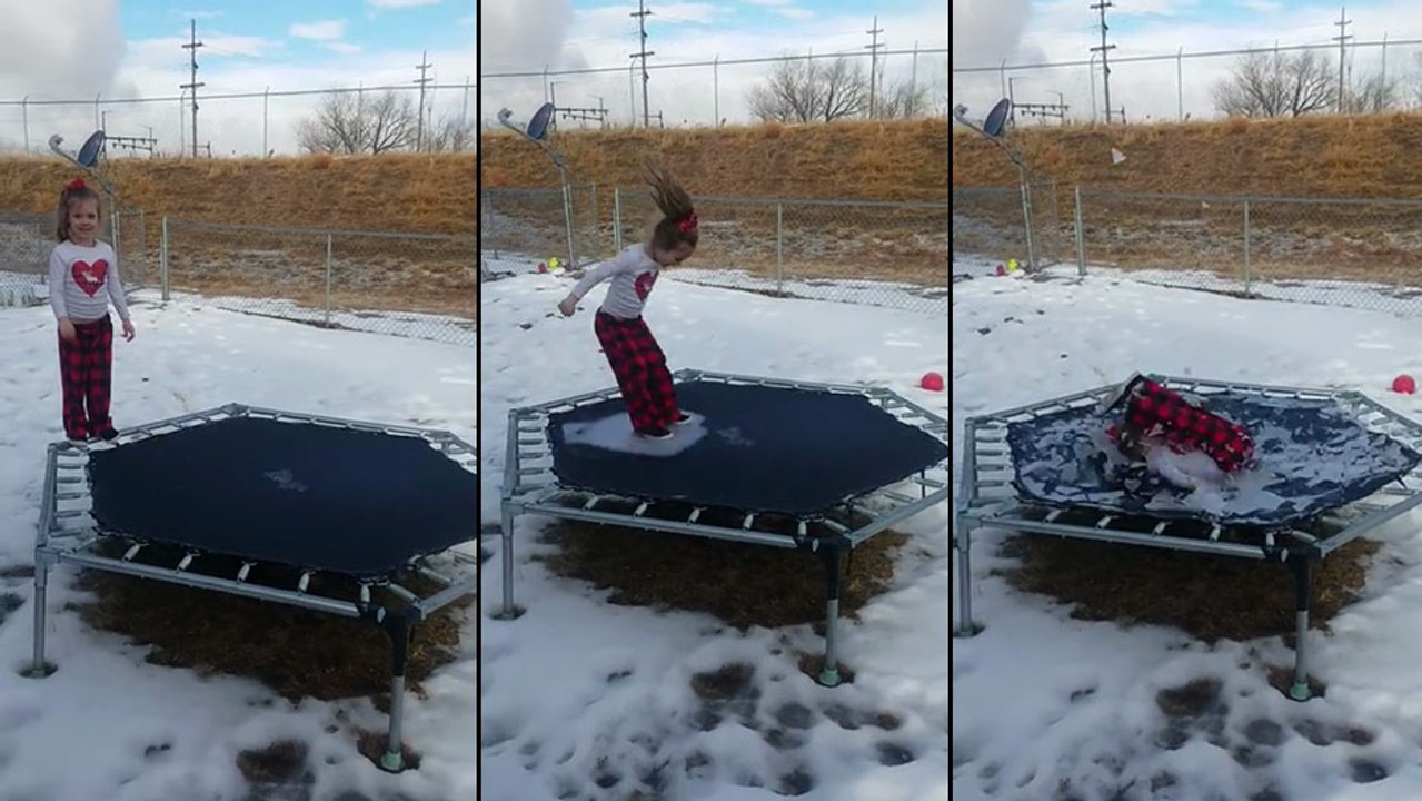 Une fillette saute sur un trampoline glacé