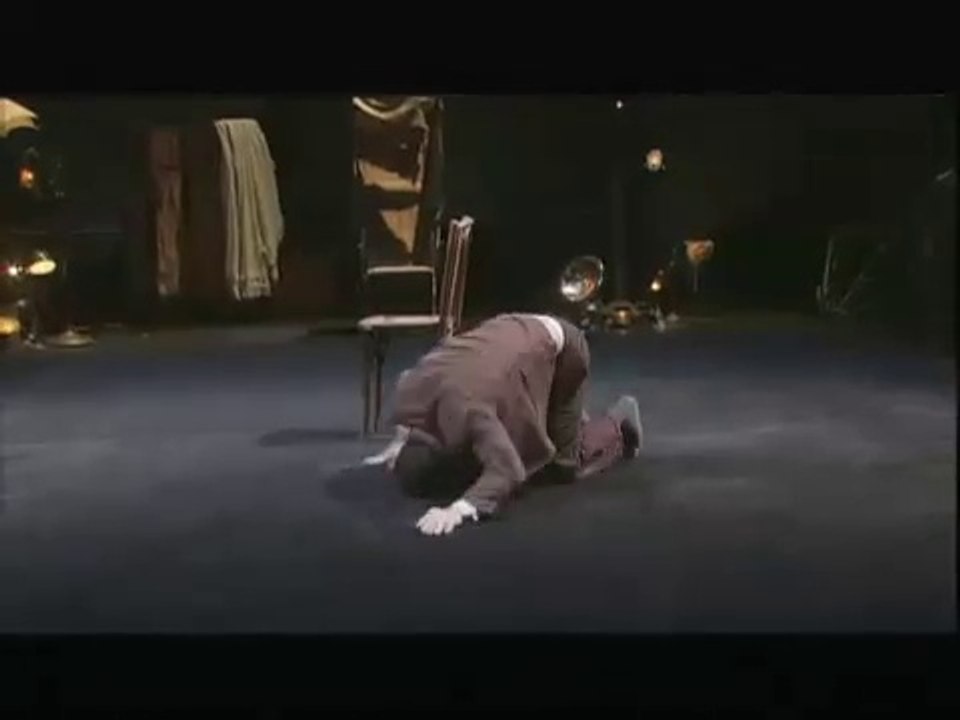 James Thiérrièe fait le CHARLOT comme son grand père ... extrait  de son spectacle " La veillée des Abysses" 2005